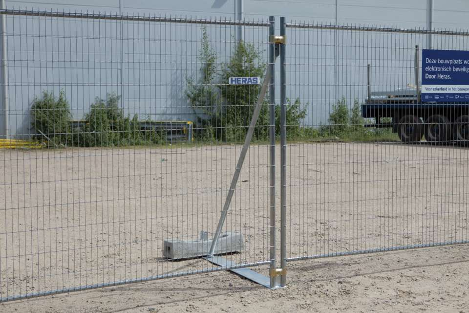 128354_Schoorplaat_groot_voor_bouwhek_Heras_p2