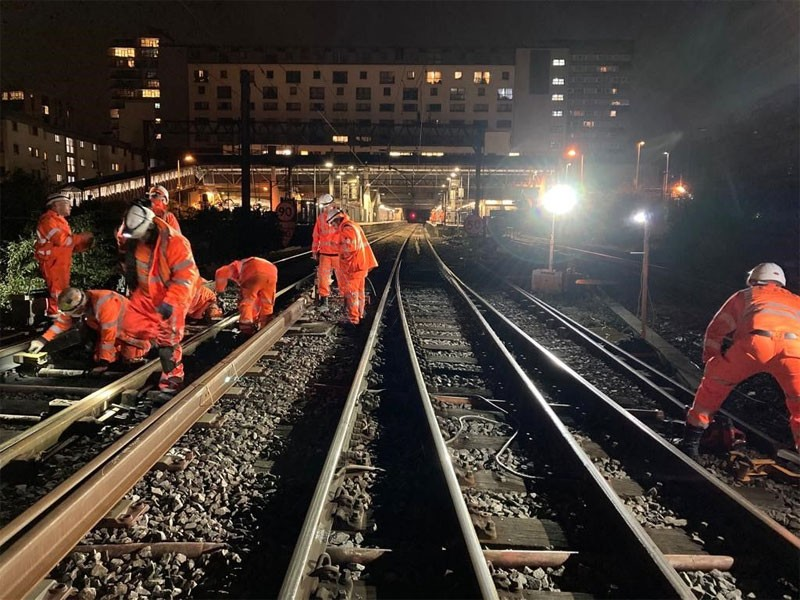 130175_Lichtmast_Trime_X_Rail_2x_29W_1x_13W_LED_draagbaar_p4