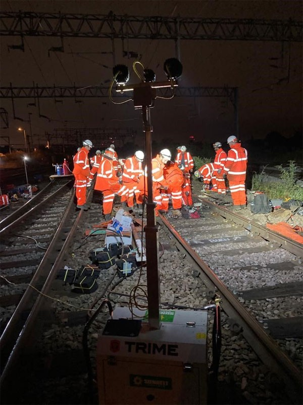 130175_Lichtmast_Trime_X_Rail_2x_29W_1x_13W_LED_draagbaar_p6