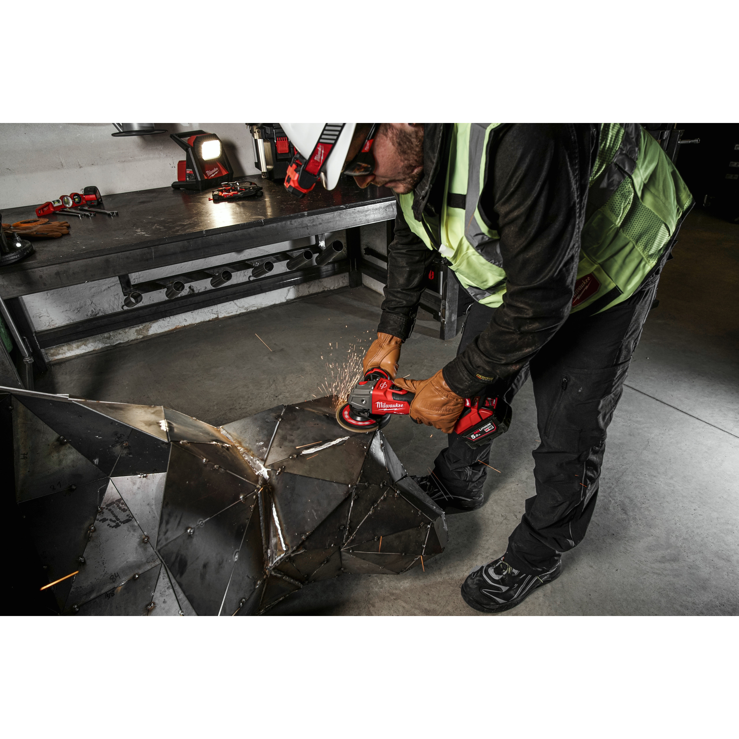 130951_Milwaukee_18V_haakse_slijper_125mm_FUEL_rem_2x_5_0Ah_M18_FSAG125XB_502X_p8