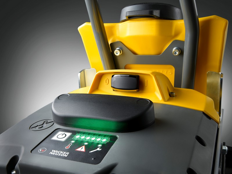 131565_Trilplaat_op_accu_Wacker_APS_2050_we_met_watertank_p4