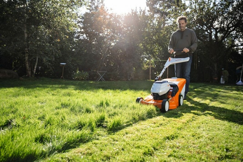 132193_Grasmaaier_op_accu_Stihl_RMA_448_VC_met_AP_300_en_AL_301_p1