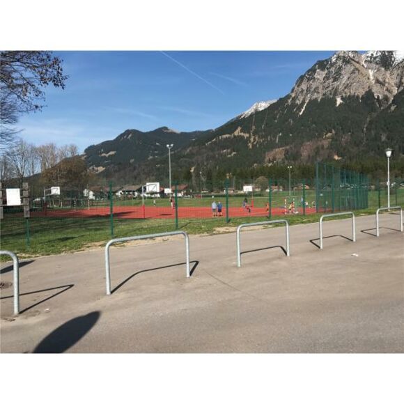 132482_Sluishek_1400_mm_hoog_wit_rood_in_beton_____60_mm_p1