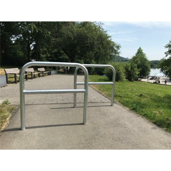 132493_Sluishek_wit_rood_met_dwarsstang_1400mm_hoog_in_beton_____60_mm_p1