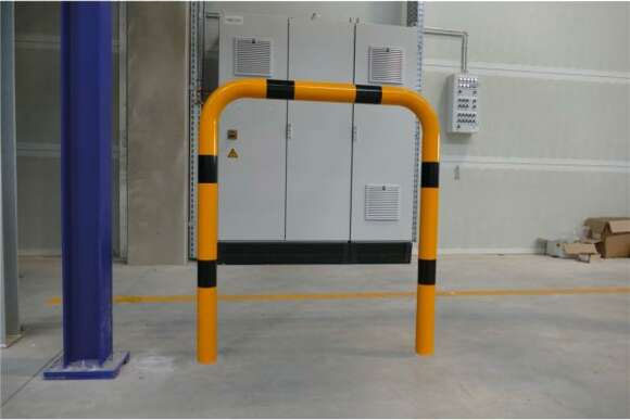 132584_Beschermhek___76mm_geel_zwart_in_beton___650_mm_hoog_p1