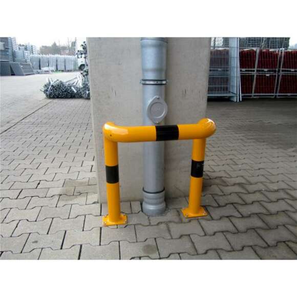 132628_Beschermbeugel___76_U_boog_geel_zwart_in_beton_p6