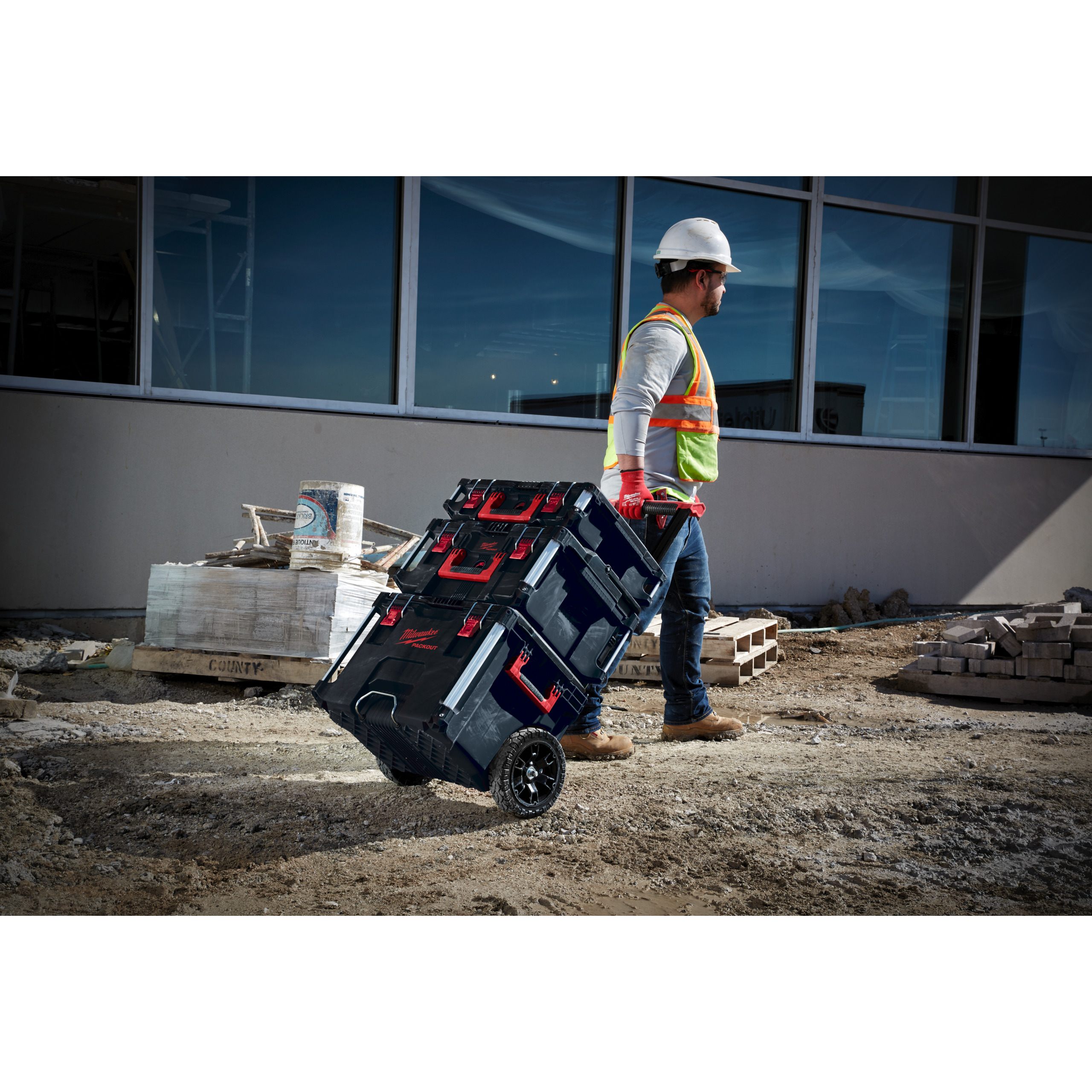 136508_Milwaukee_PACKOUT_Box_Trolley_650_x_561x_472_p10