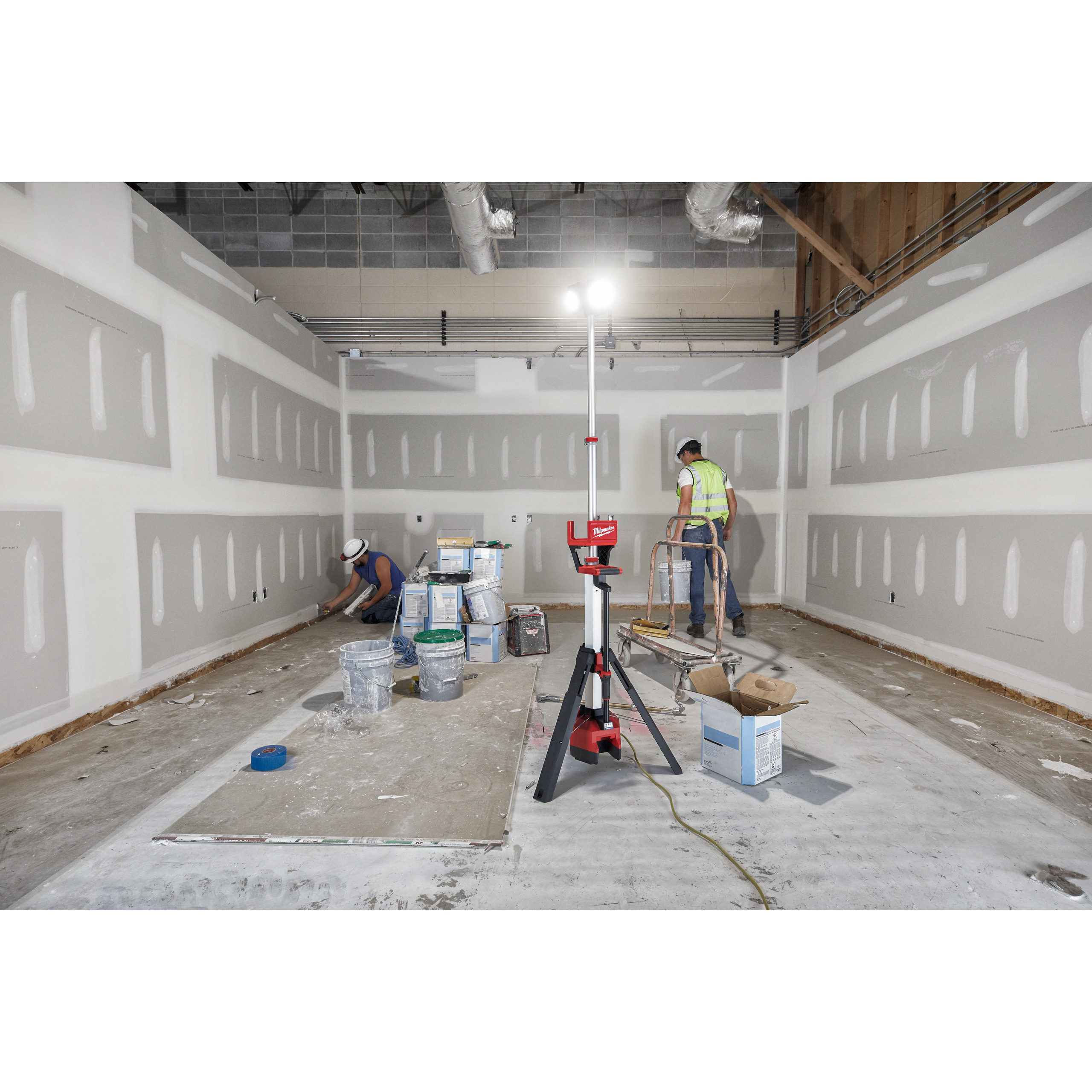 136883_Milwaukee_18V_LED_bouwlamp_6000lm_driepoot_laadfunctie_M18_HOSALC_0_p10