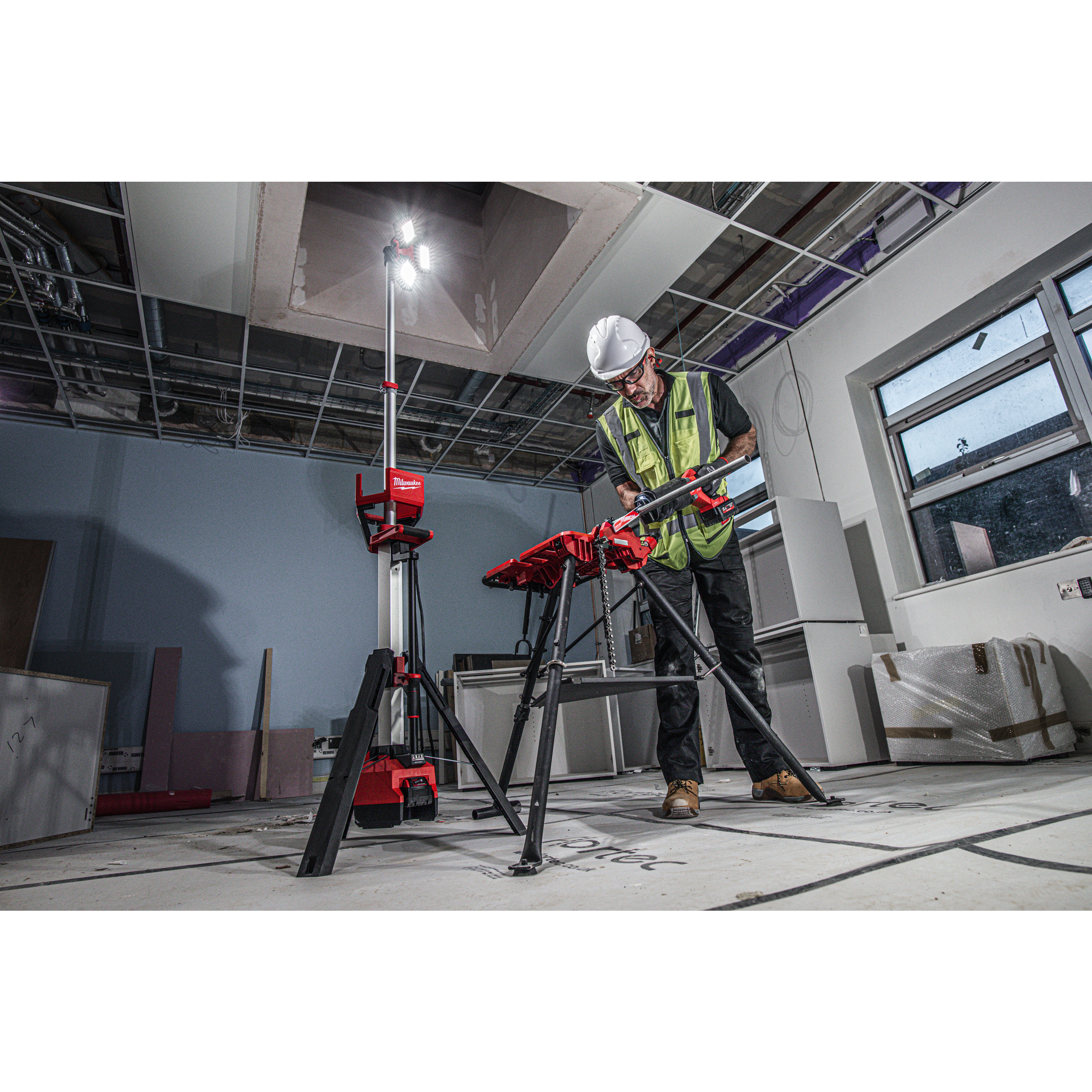 136883_Milwaukee_18V_LED_bouwlamp_6000lm_driepoot_laadfunctie_M18_HOSALC_0_p6