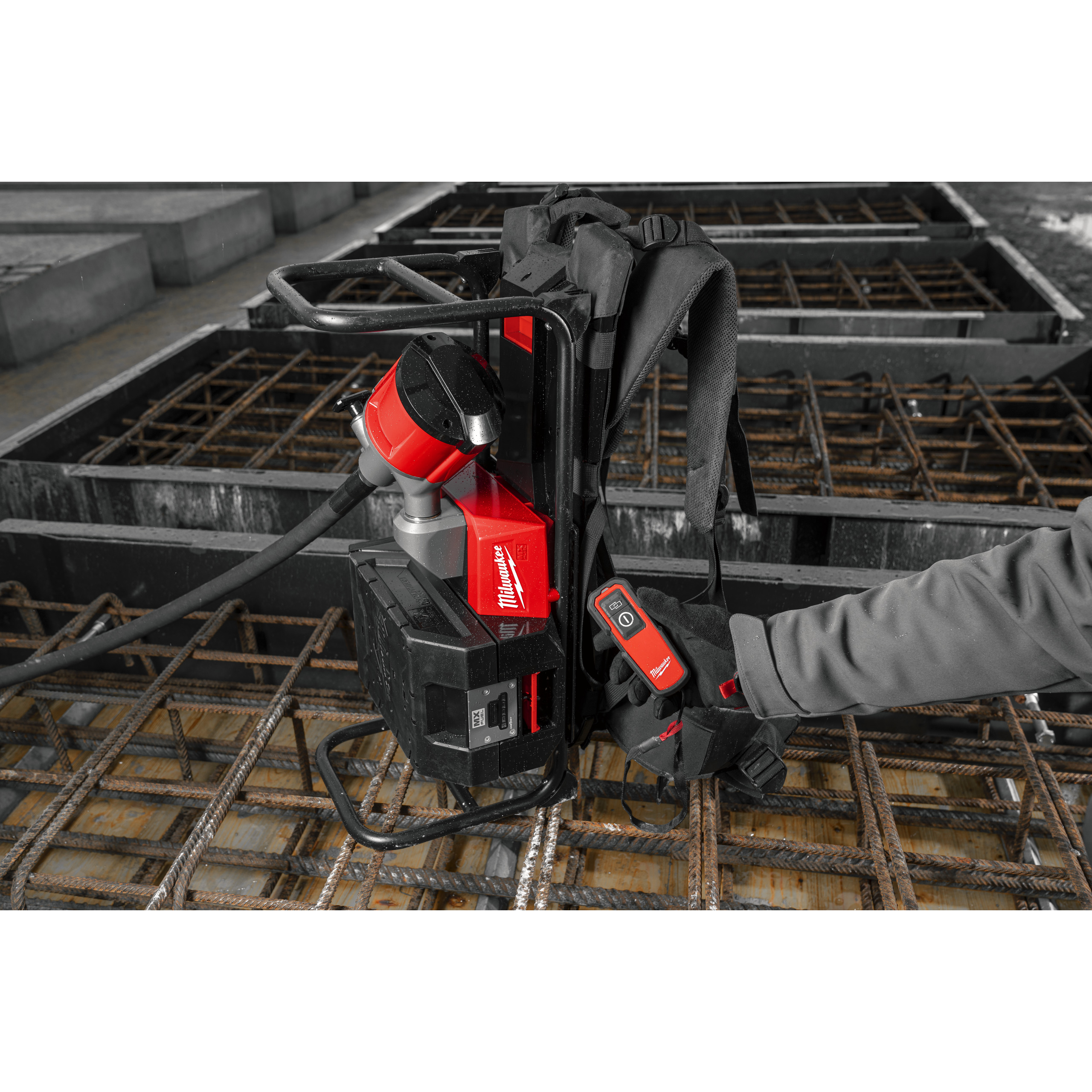 137154_Milwaukee_MX_FUEL_trilnaald_ruggedragen_2M_slang_38mm_kop_2x_6_0Ah_MXF_CVBPKIT_602_p4