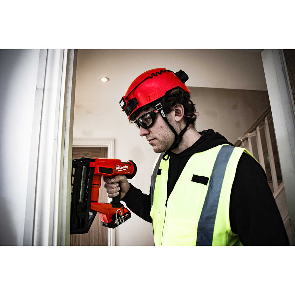 137200_Milwaukee_18V_afwerktacker_16Ga_recht_brad__1_6_FUEL_M18_FN16GS_0X_p4