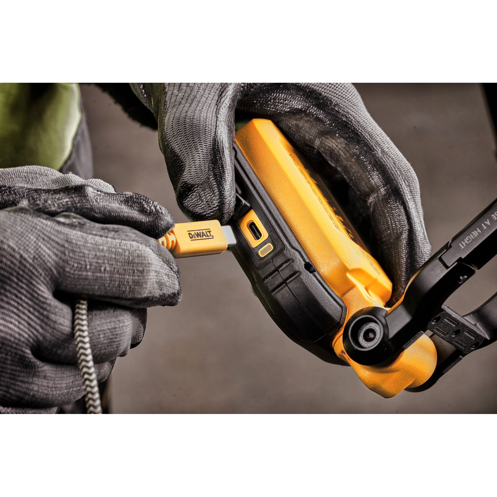 137612_Dewalt_USB_C_werklamp_1000_lm_DCL182_XJ_p8