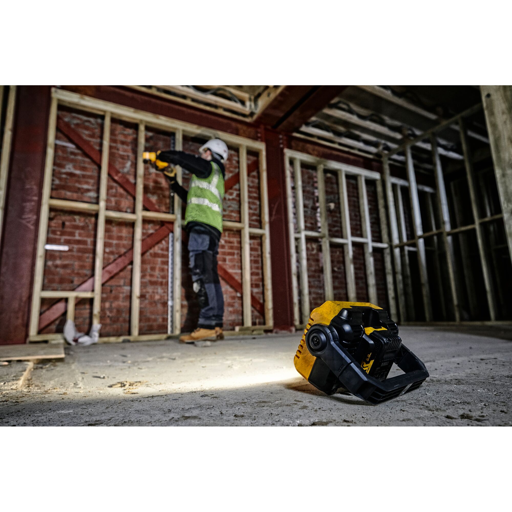 138210_Dewalt_18V_werklamp_compact_2000_lm_DCL077_XJ_p6