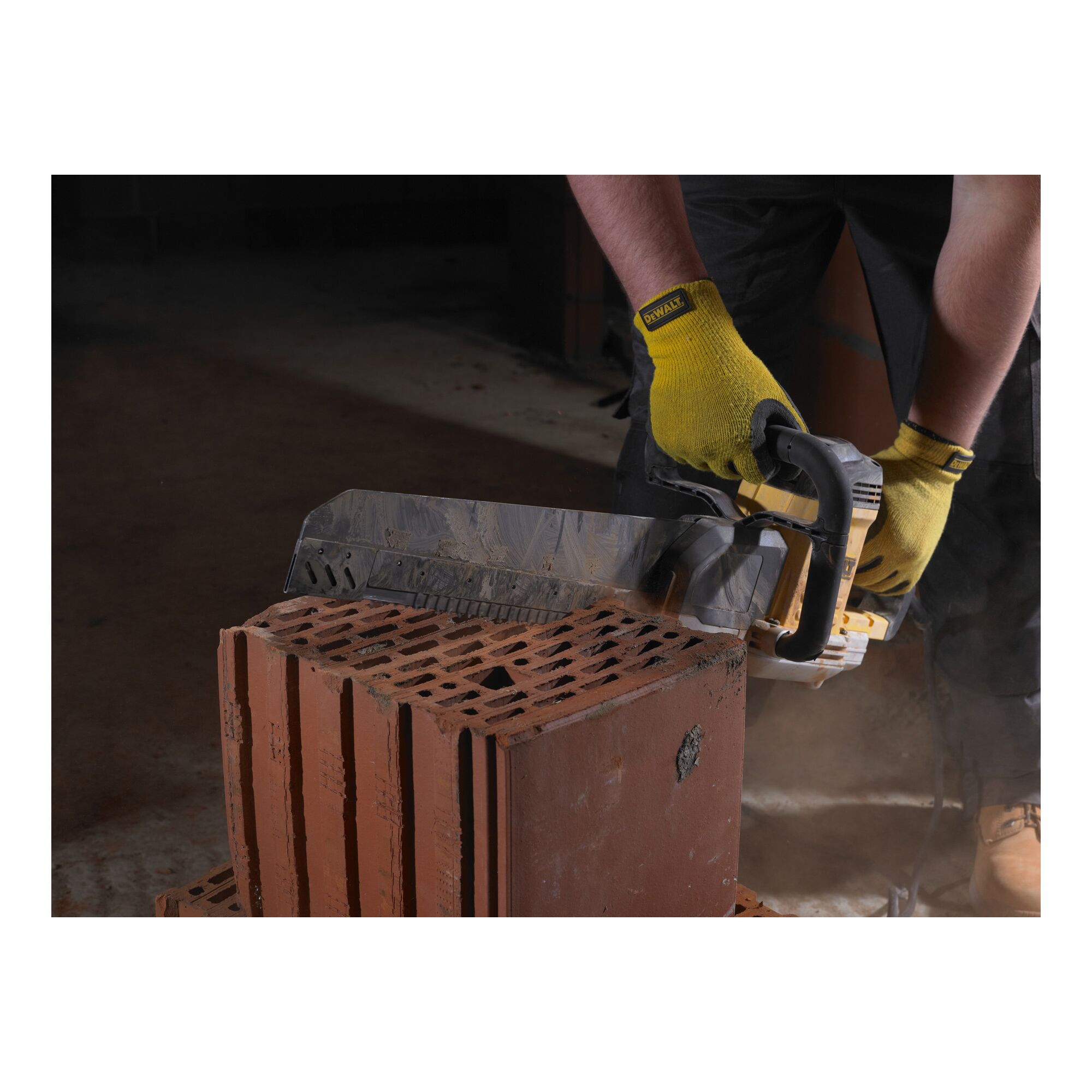 138323_Dewalt_alligatorzaag_295mm_1600W_met_52T_klasse_20_Porotherm_zaagblad_DWE396_QS_p3