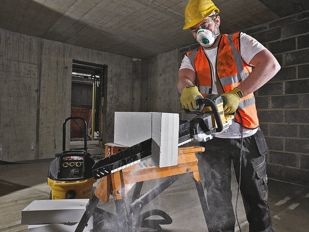 138326_Dewalt_alligatorzaag_450mm_1700W_met_48T_cellenbeton_zaagblad_DWE399_QS_p2