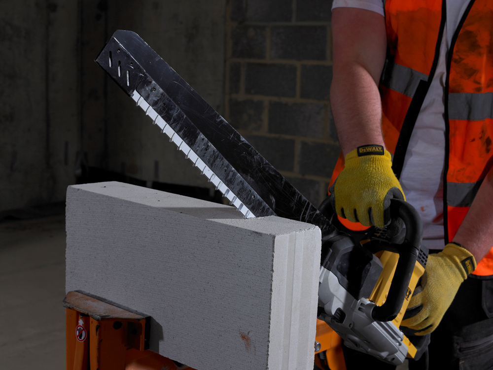 138326_Dewalt_alligatorzaag_450mm_1700W_met_48T_cellenbeton_zaagblad_DWE399_QS_p3