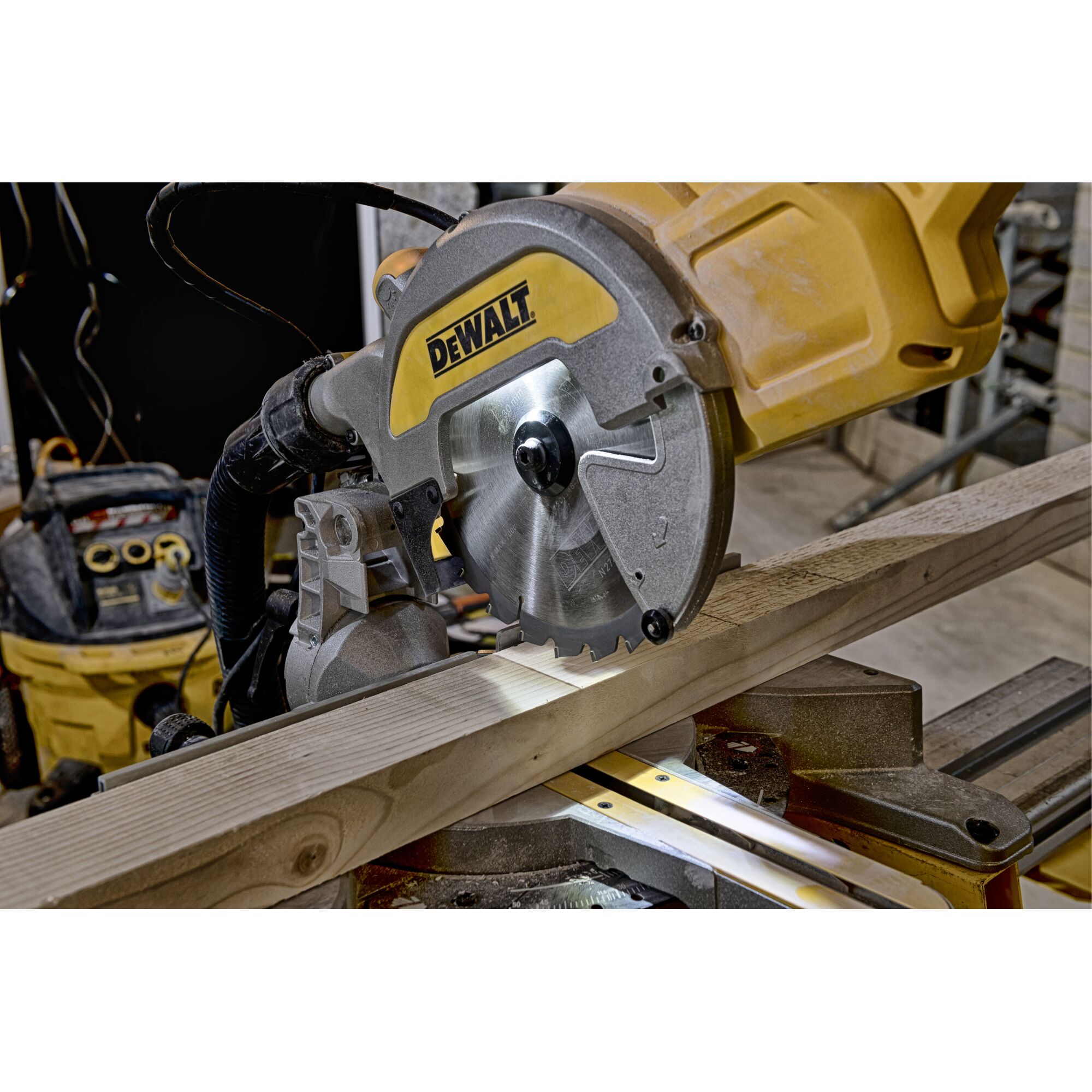 138342_Dewalt_afkort_verstekzaag_216mm_1800W_XPS_DWS777_QS_p6