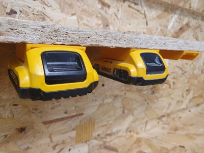 142510_StealthMounts_DeWALT_accu_houder_18V_6st_geel_p2