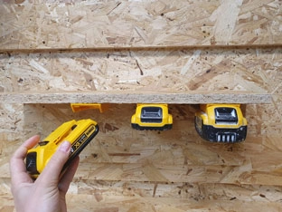 142510_StealthMounts_DeWALT_accu_houder_18V_6st_geel_p3