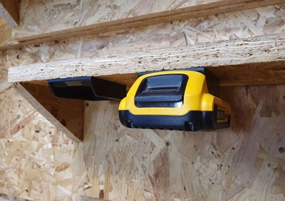 142511_StealthMounts_DeWALT_accu_houder_18V_6st_zwart_p3