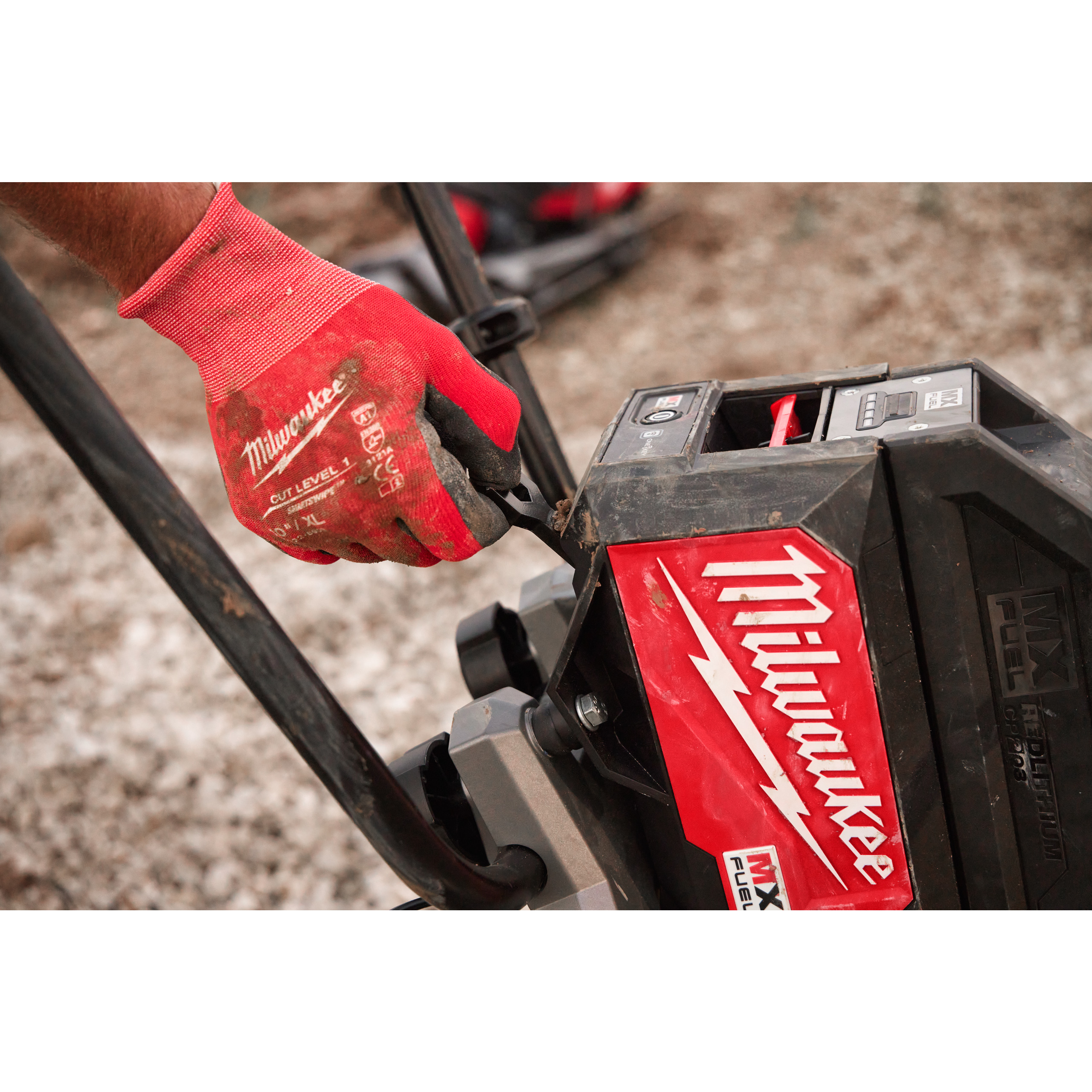 144874_Milwaukee_MX_FUEL_afwerkspaan_2x_3_0Ah_MXF_PSC_302_p6