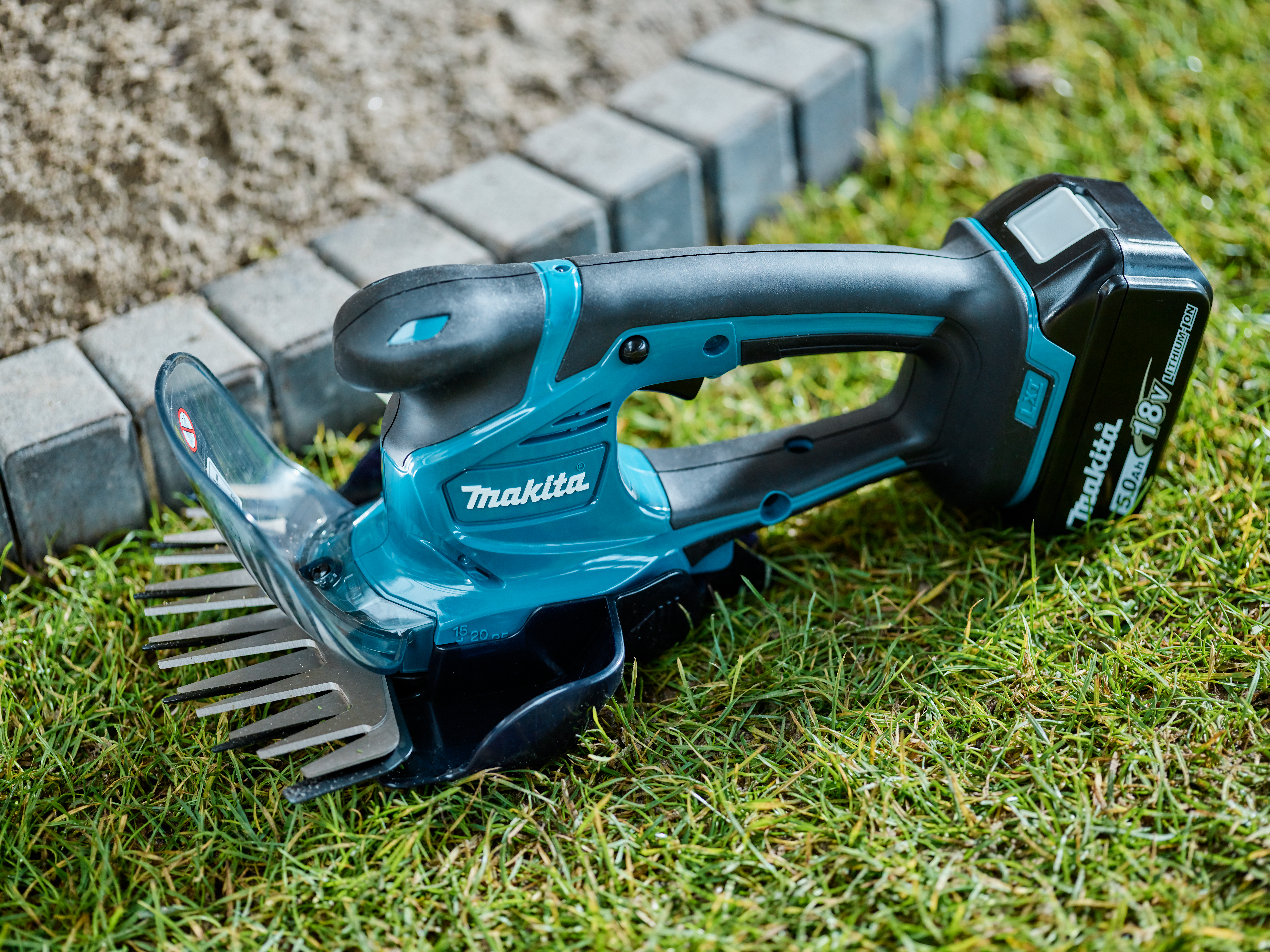 145454_Makita_buxus_grasschaar_DUM604ZX_18V_200_160mm_p7