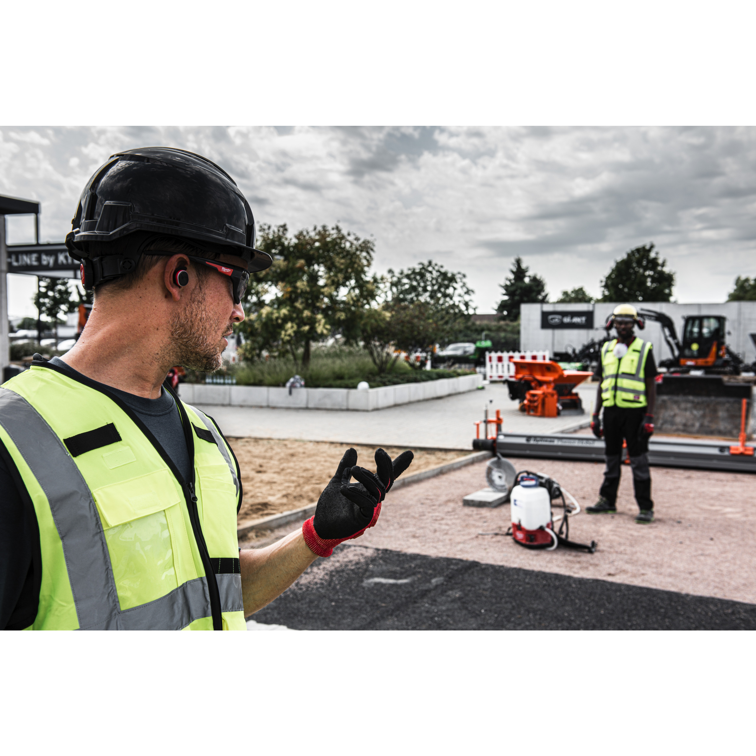 146198_Milwaukee_Oordoppen_met_Bluetooth_jobsite_Ear_Buds_p3