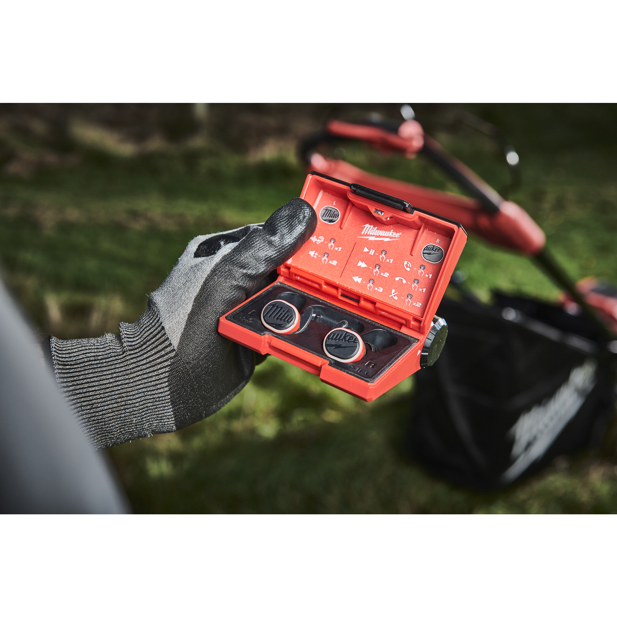 146198_Milwaukee_Oordoppen_met_Bluetooth_jobsite_Ear_Buds_p4