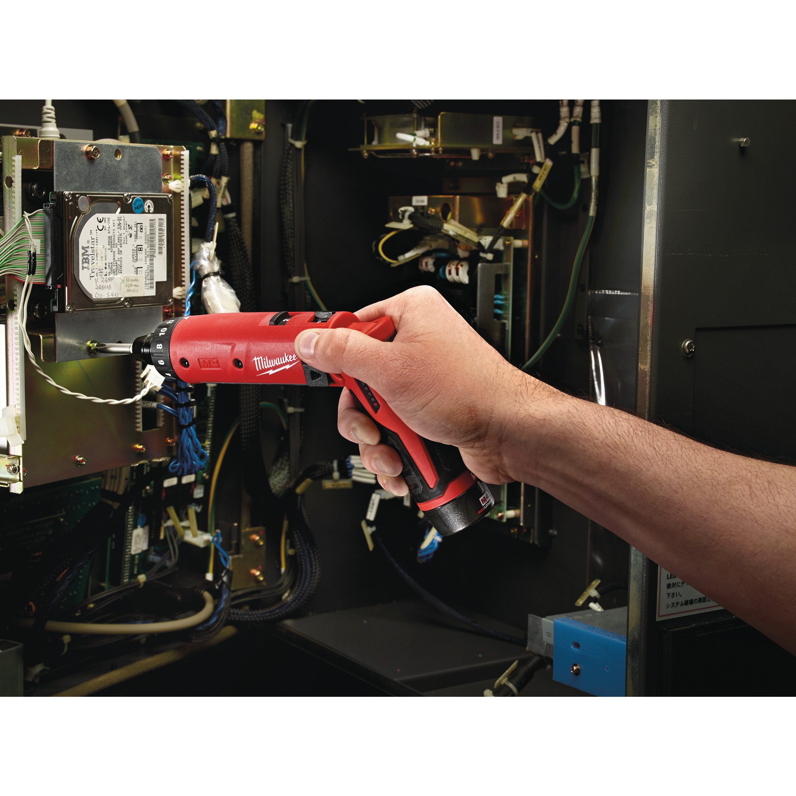 147522_Milwaukee_4V_schroevendraaier_5Nm_in_line_2x_2_0Ah_M4_D_202B_p2