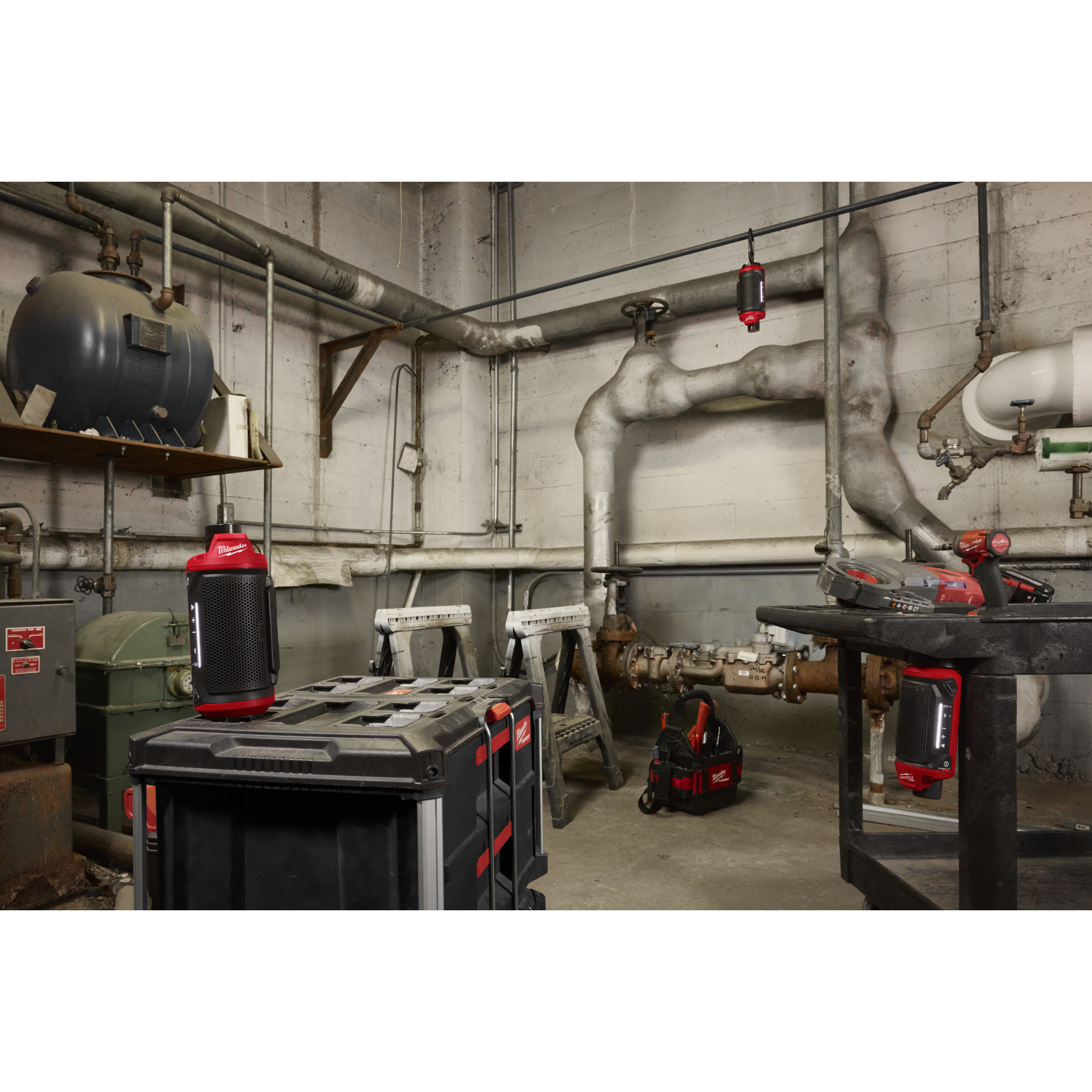 147553_Milwaukee_12V_Bluetooth_speaker_jobsite_M12_SPEJSG2_p4