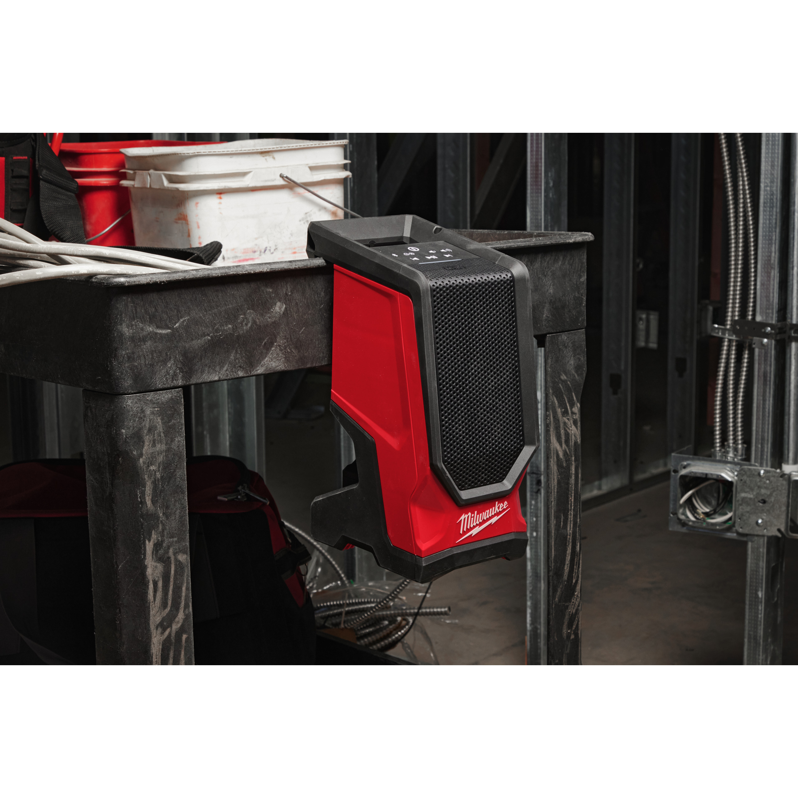 147597_Milwaukee_18V_Bluetooth_speaker_jobsite_M18_SPEJSG2_0_p3
