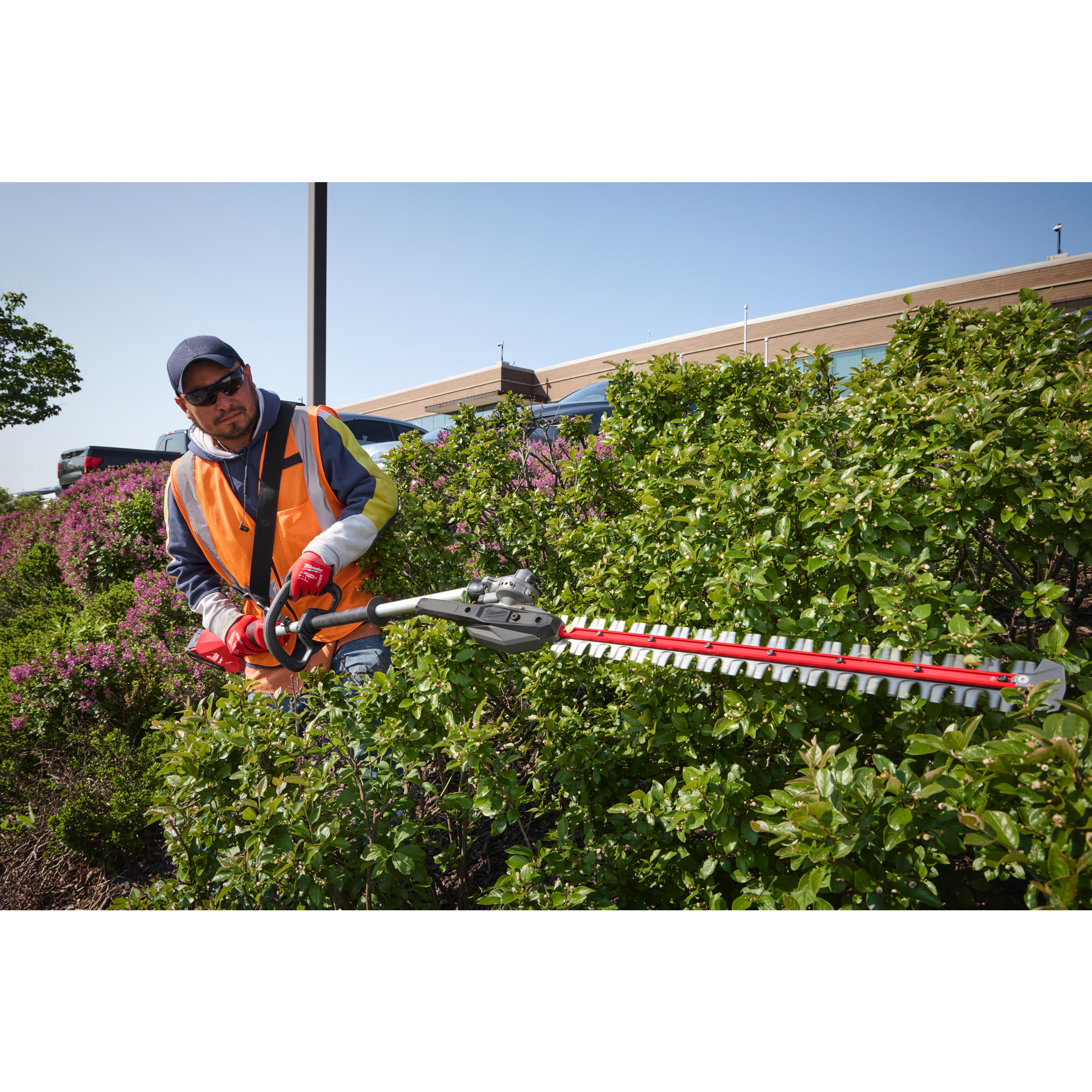 147638_Milwaukee_18V_heggenschaar_50_216cm_FUEL_op_stok_M18_FHETE22_0_p10
