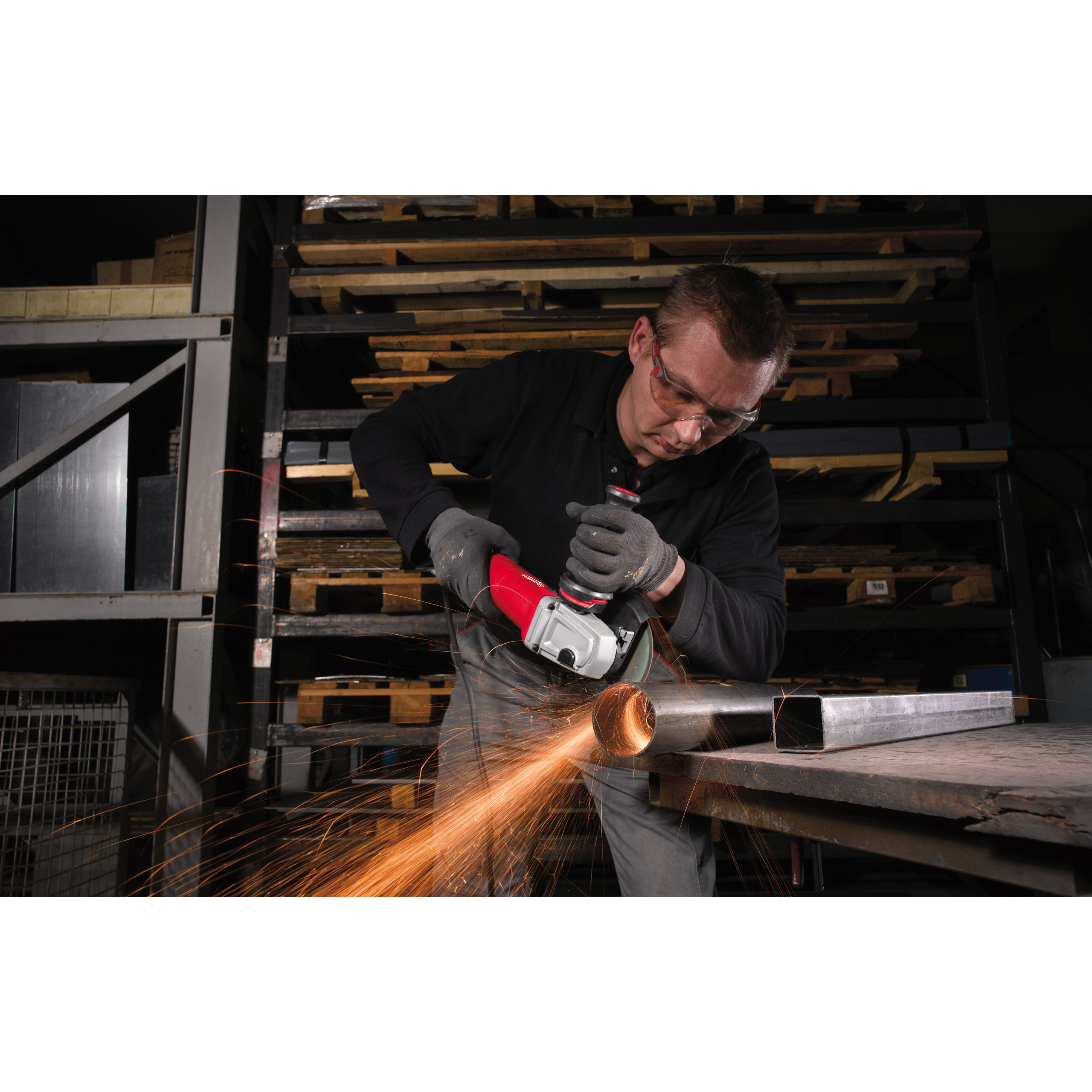 147662_Milwaukee_haakse_slijper_125mm_1200W_AGV_12_125X_p4