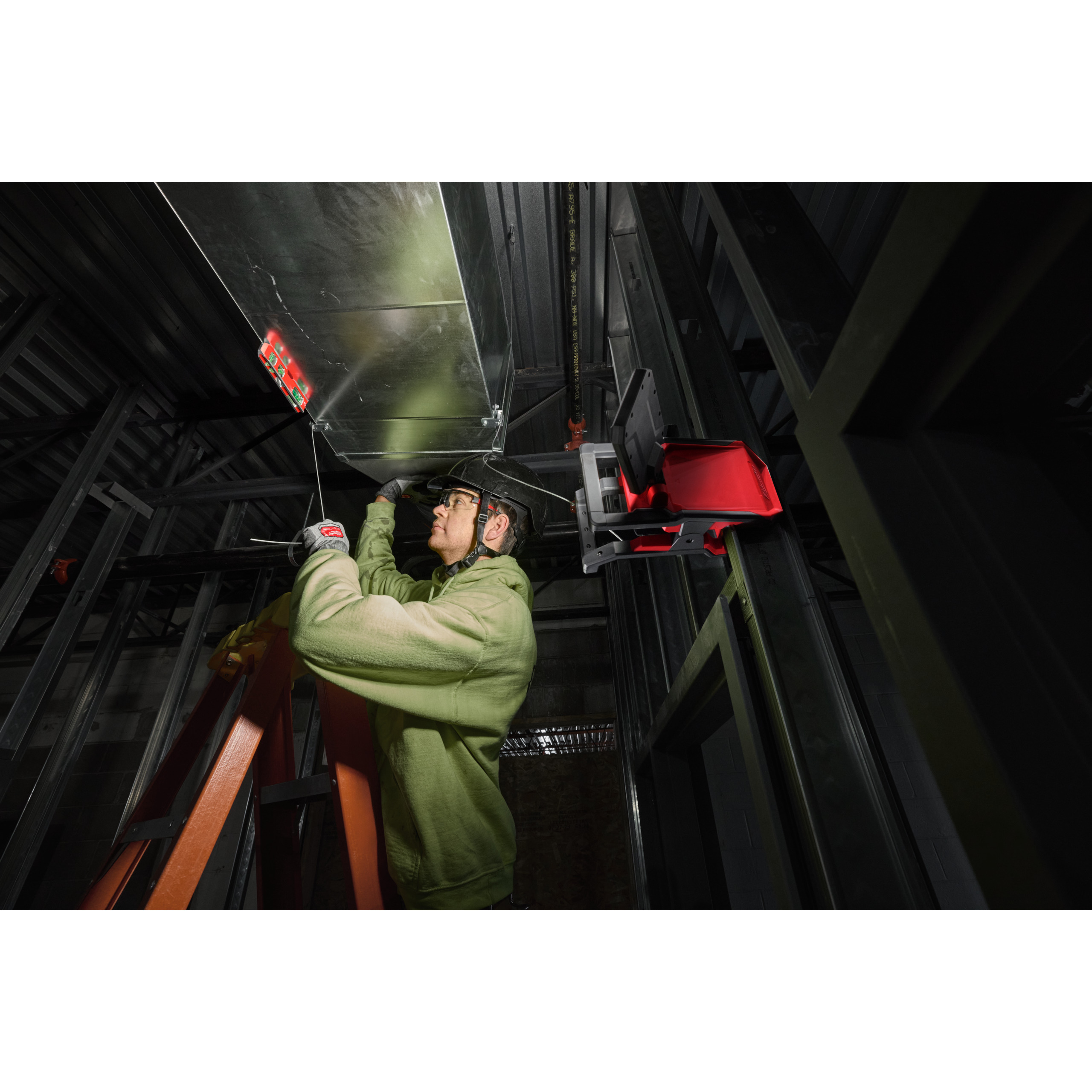 147934_Milwaukee_18V_LED_bouwlamp_2000lm_klem_magnetisch_draaibaar_M18_PAL2_0_p8