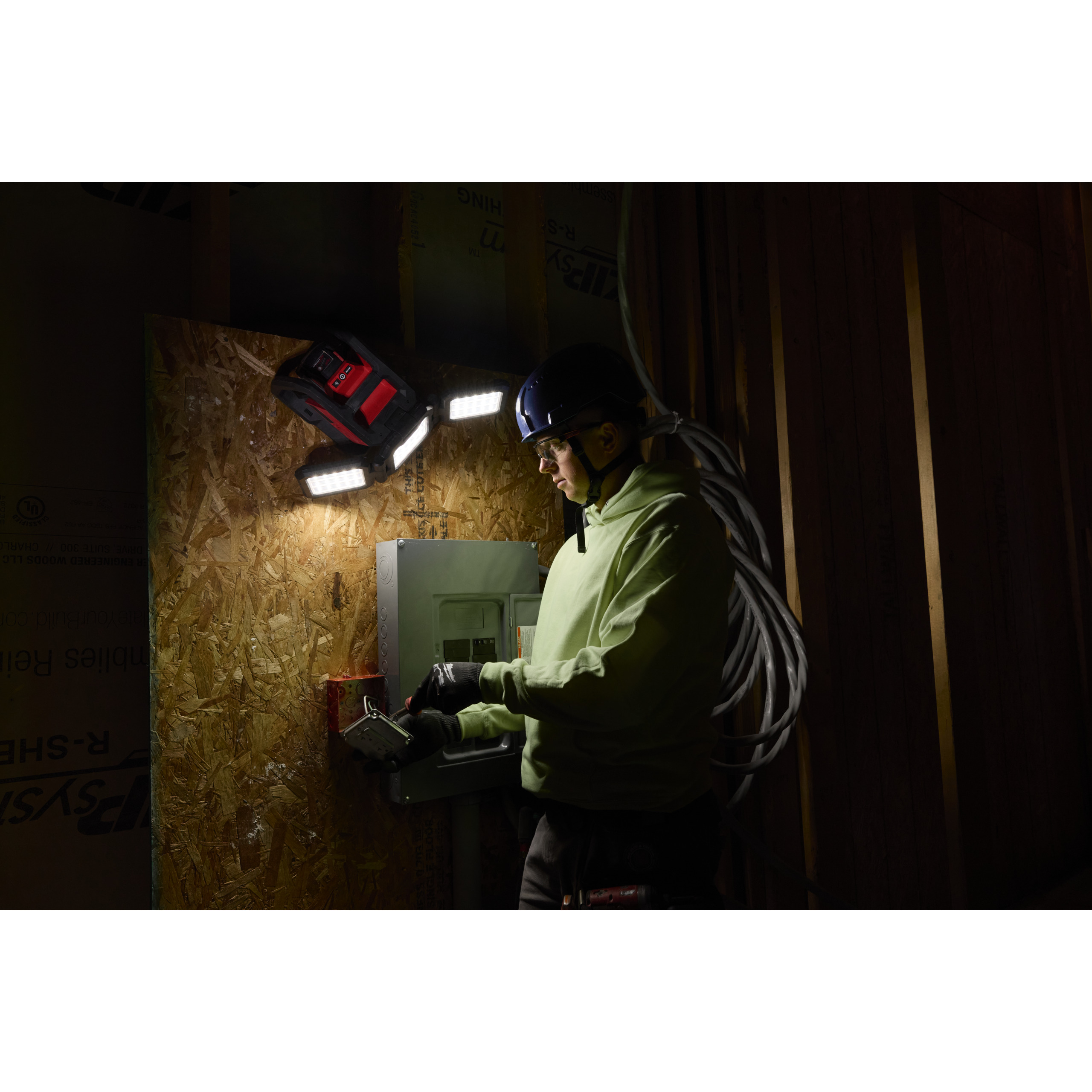 148062_Milwaukee_18V_LED_bouwlamp_4500lm_drie_panelen_AC_DC_M18_MDTL_0_p5