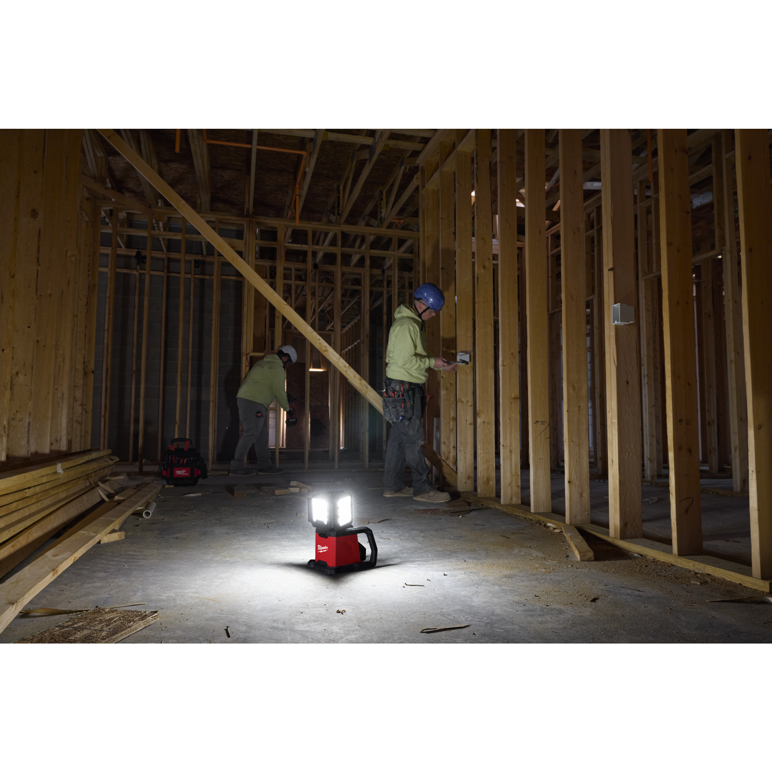 148062_Milwaukee_18V_LED_bouwlamp_4500lm_drie_panelen_AC_DC_M18_MDTL_0_p6