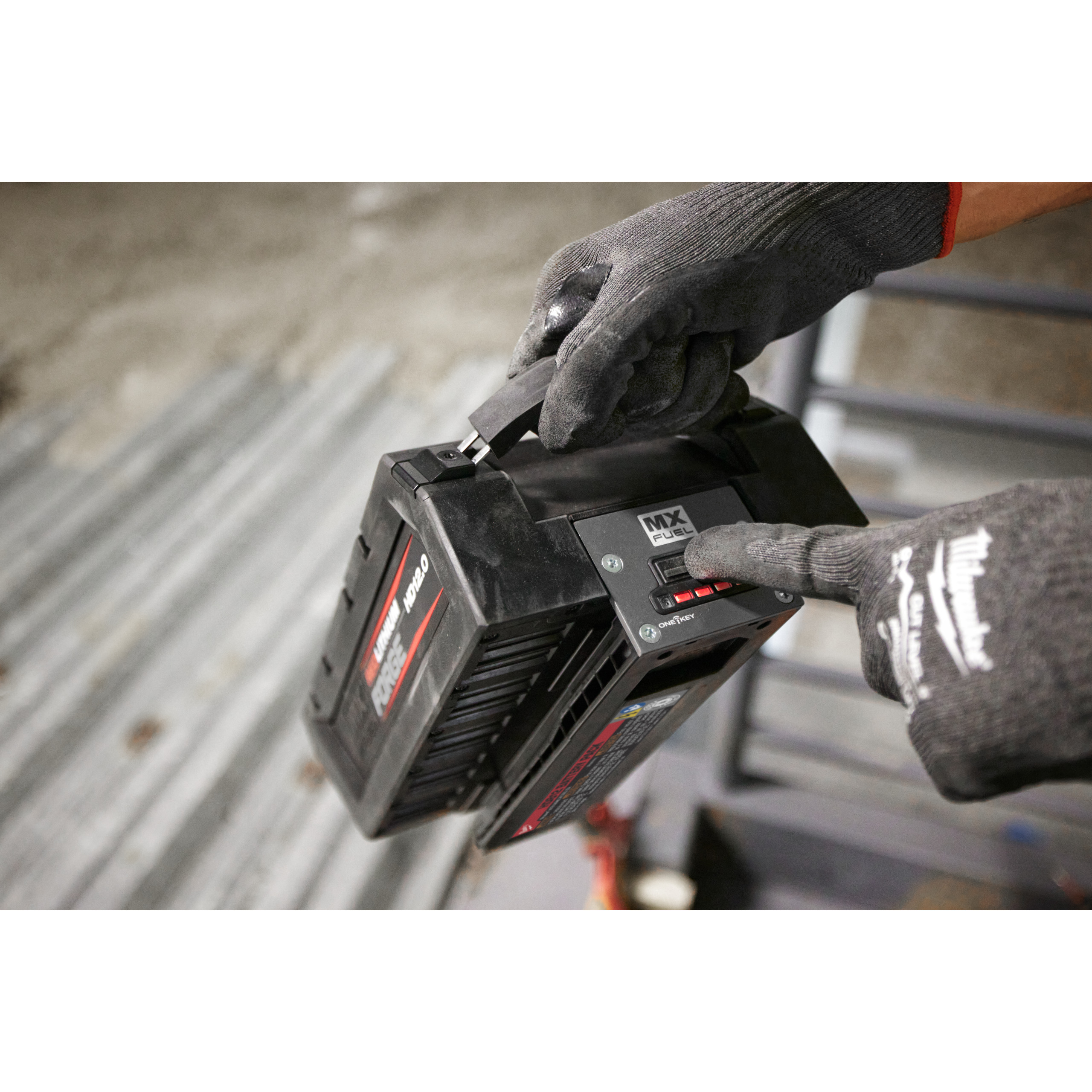 148068_Milwaukee_MX_FUEL_accu_12_0Ah_FORGE_MXF_HD_812_p4