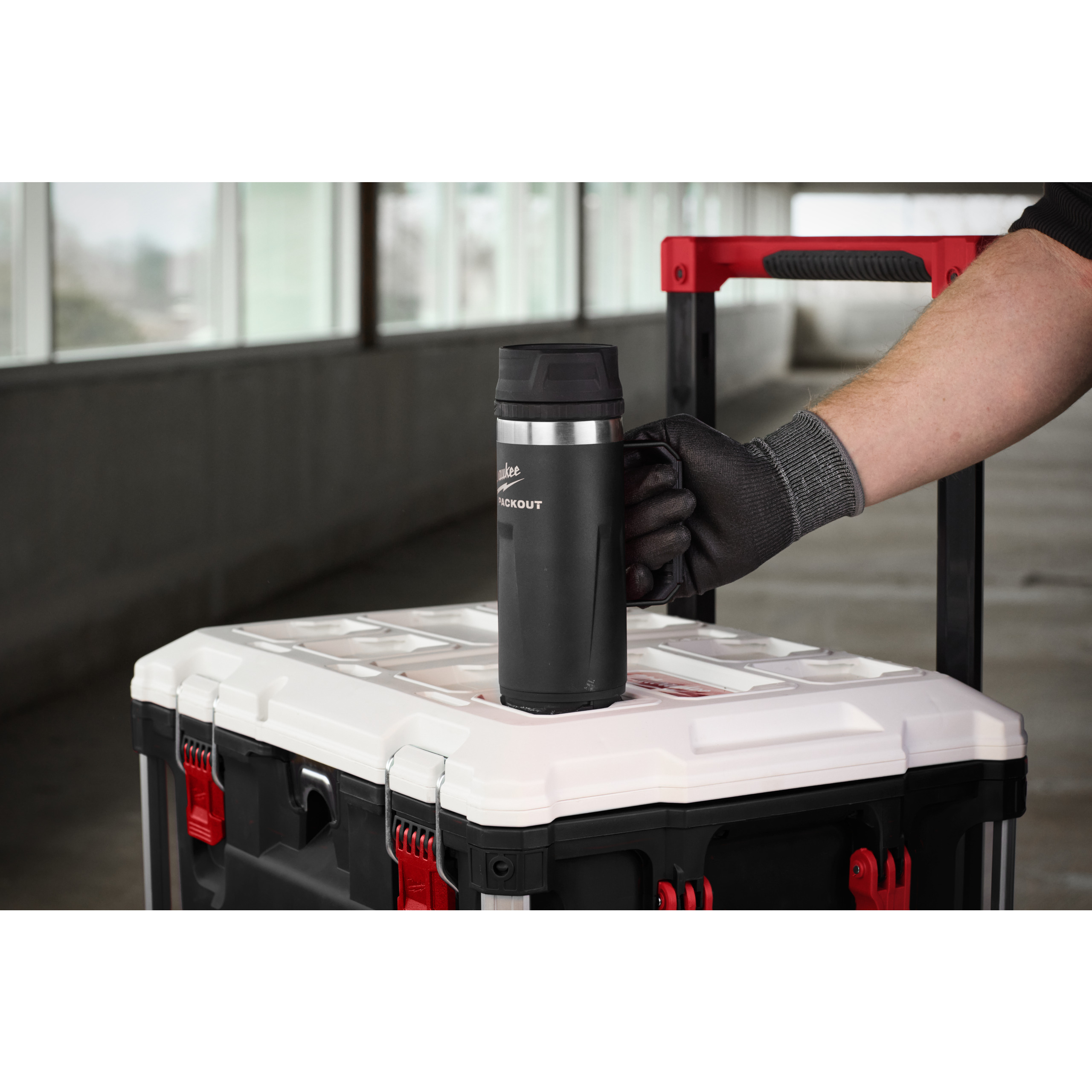 148098_Milwaukee_PACKOUT_thermosbeker_532ml_met_drinkdop_zwart_p2