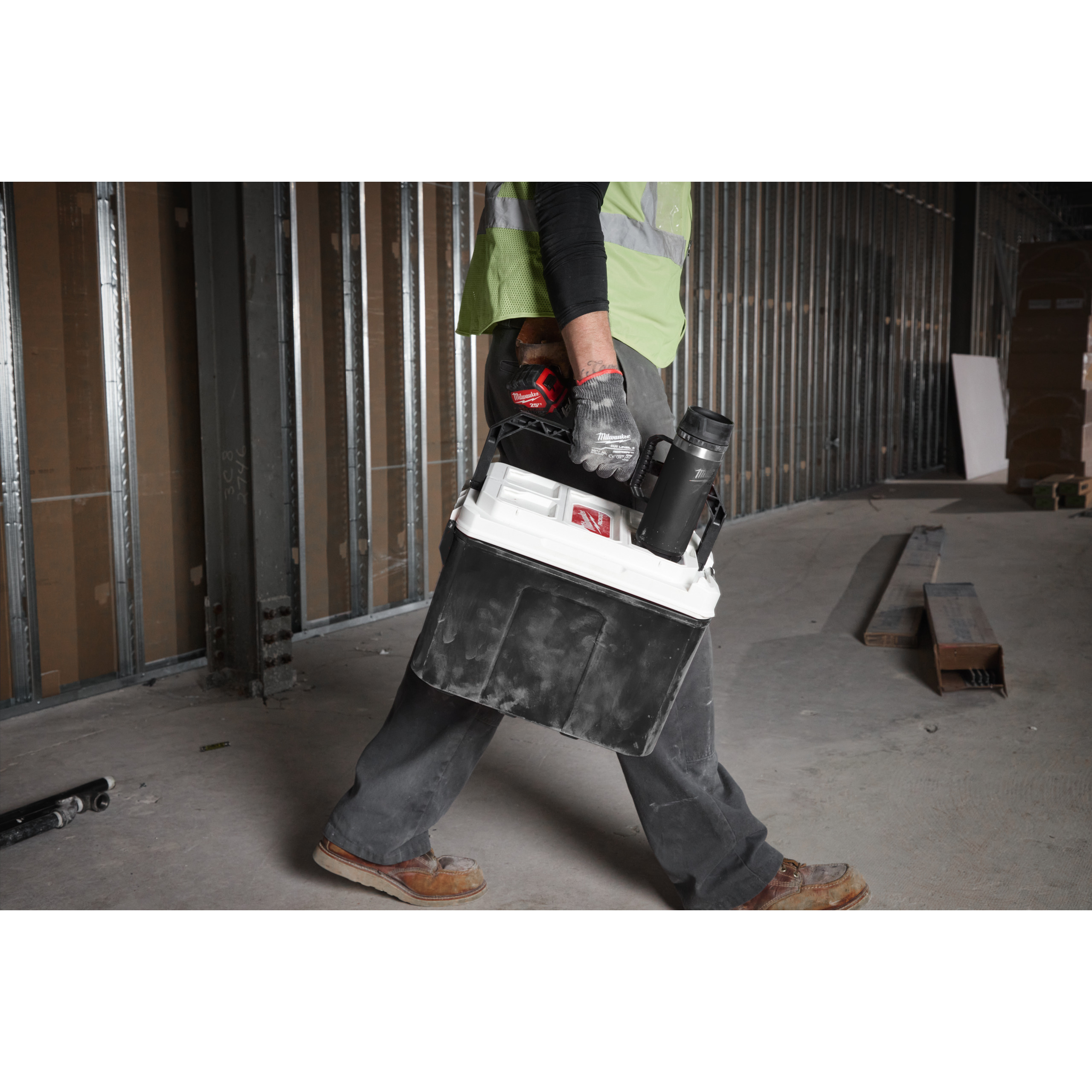 148098_Milwaukee_PACKOUT_thermosbeker_532ml_met_drinkdop_zwart_p3