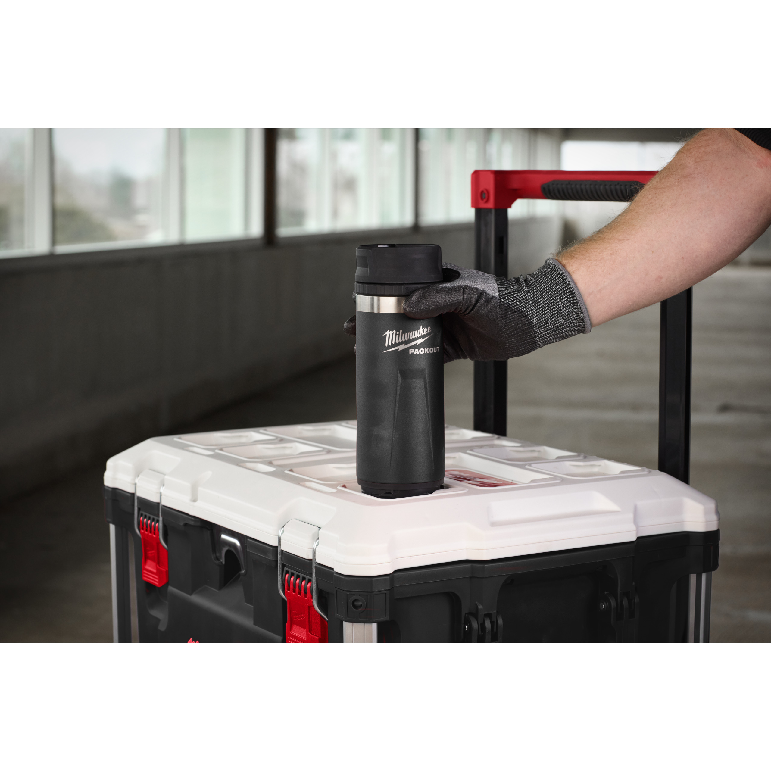 148102_Milwaukee_PACKOUT_thermosfles_532ml_met_drinkdop_zwart_p2