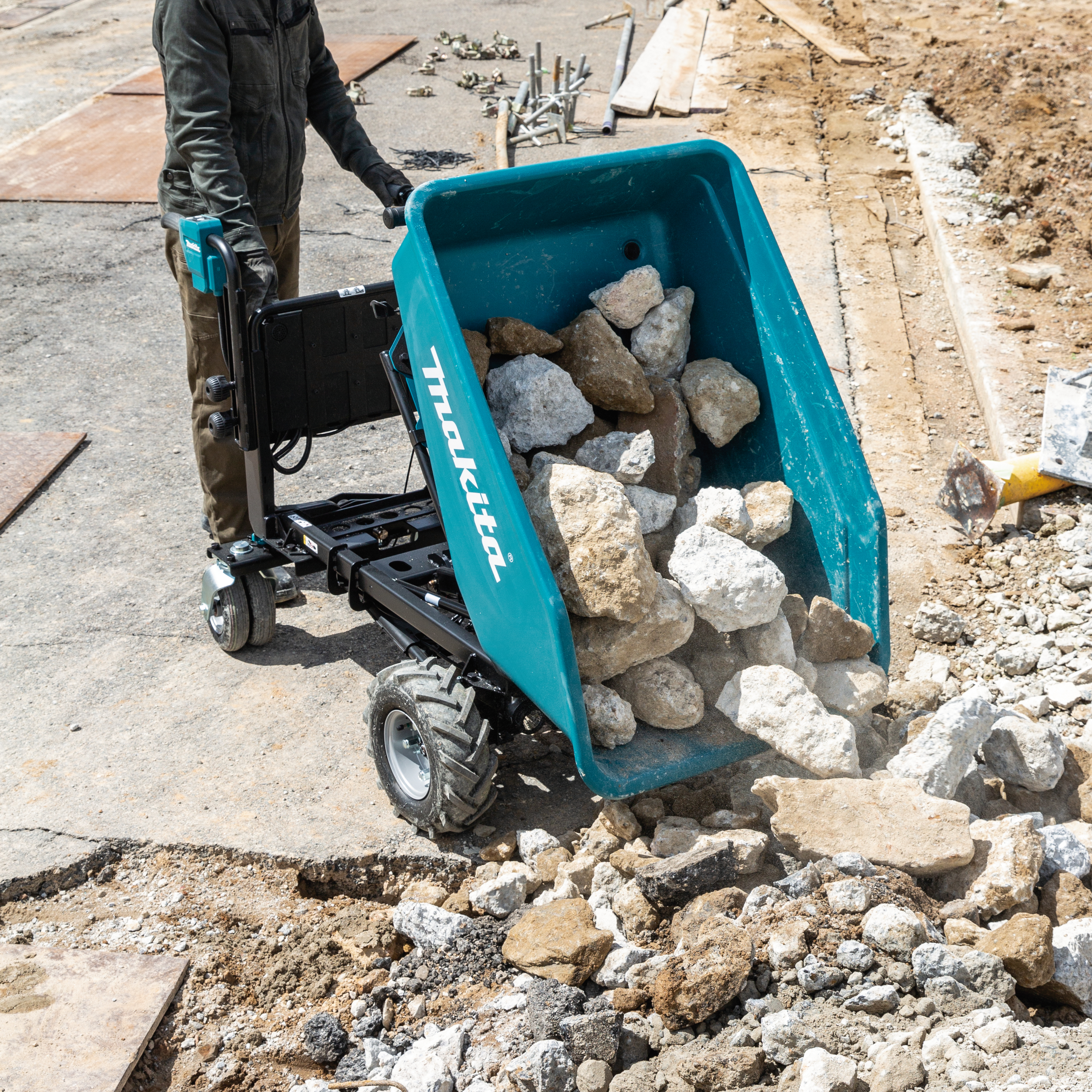 148202_Makita_dumper_DCU602Z_2x18V_met_elektrisch_kiepbare_bak_p8