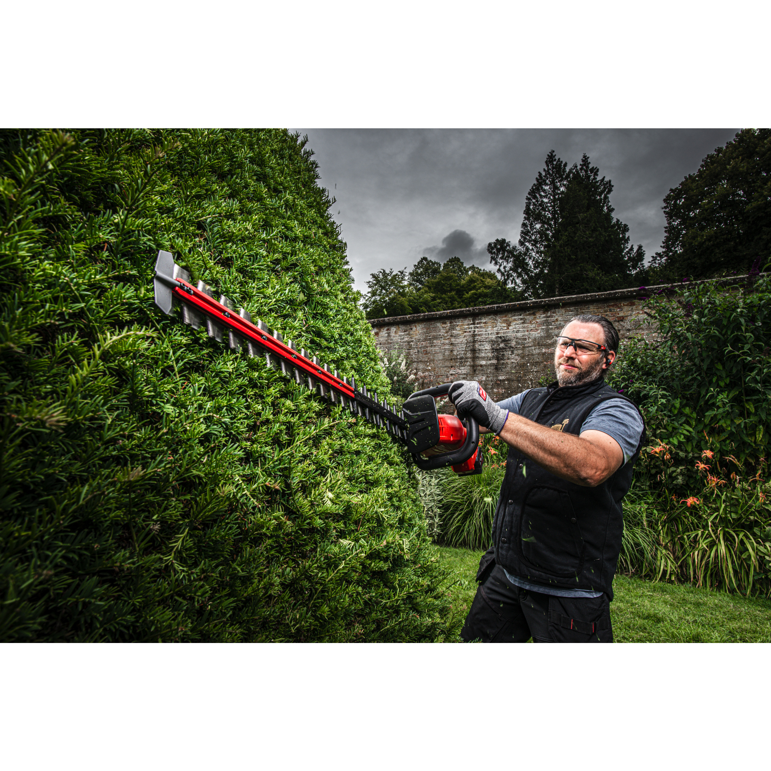 148479_Milwaukee_18V_heggenschaar_60cm_FUEL_2x_8_0Ah_M18_FHET60G2_802_p10