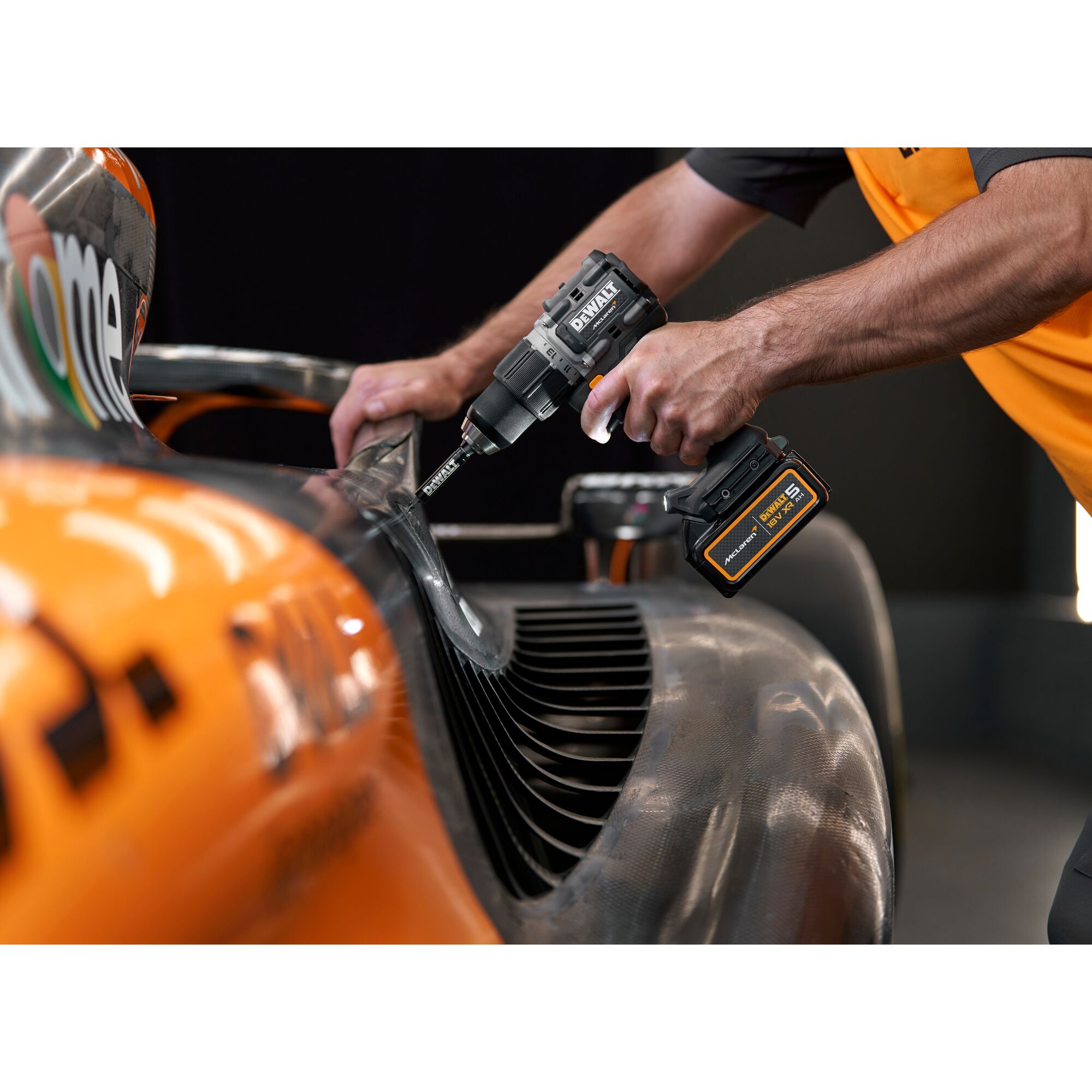 148497_Dewalt_18V_klopboor_schroefmachine_90Nm_McLaren_F1_2x_5_0Ah_DCD85MP2T_QW_p7