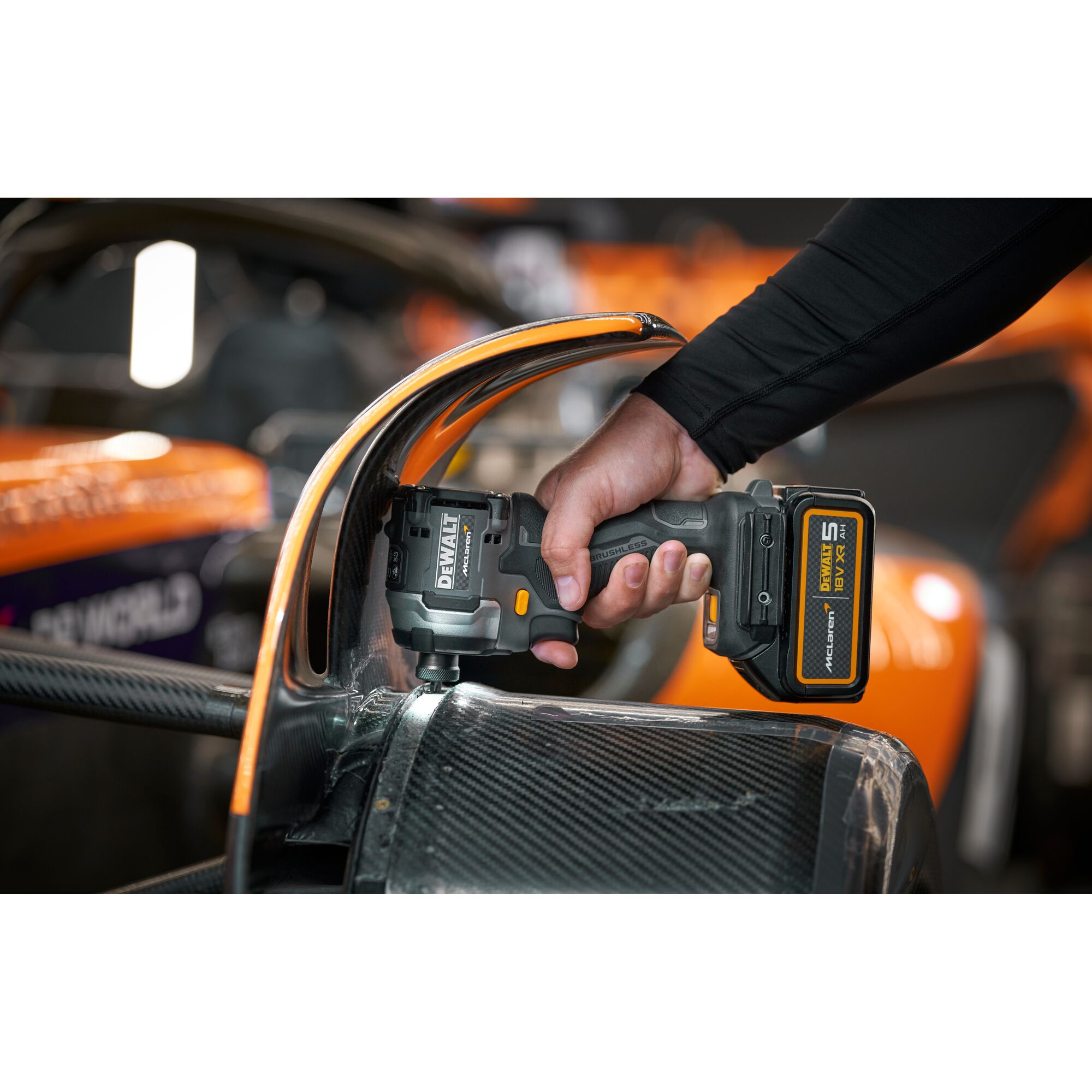 148498_Dewalt_18V_slagschroevendraaier_205Nm_compact_McLaren_F1_2x_5_0Ah_DCF85MP2T_QW_p7