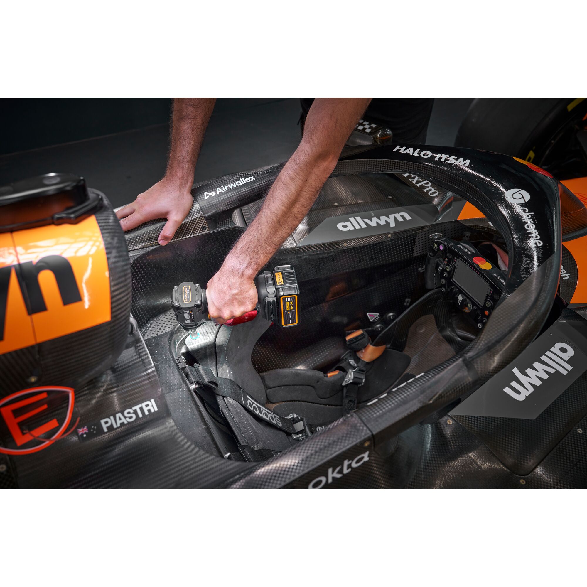 148498_Dewalt_18V_slagschroevendraaier_205Nm_compact_McLaren_F1_2x_5_0Ah_DCF85MP2T_QW_p8