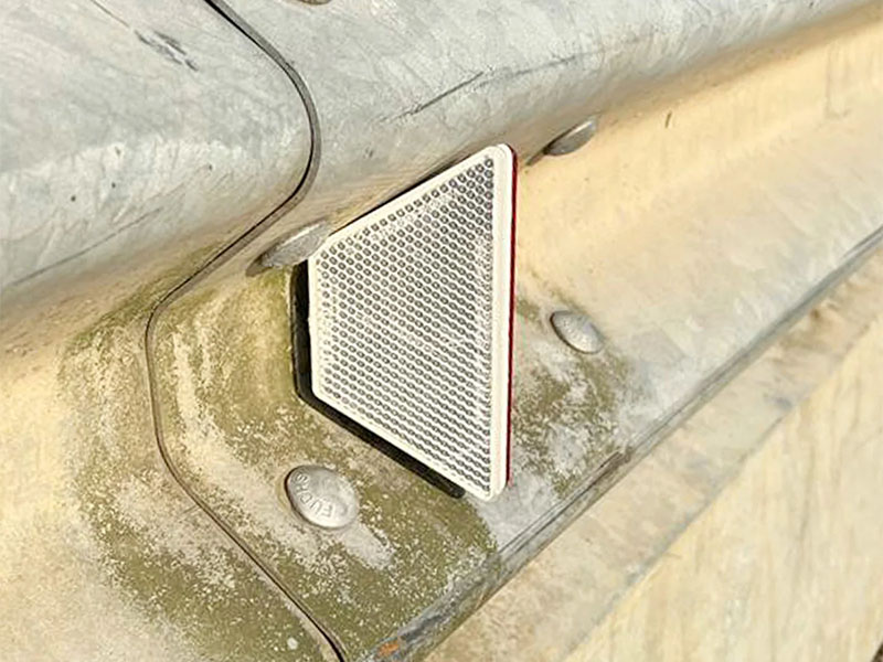 151173_geleiderailreflector_trapezium_rood_wit_p2