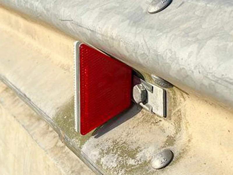 151173_geleiderailreflector_trapezium_rood_wit_p3
