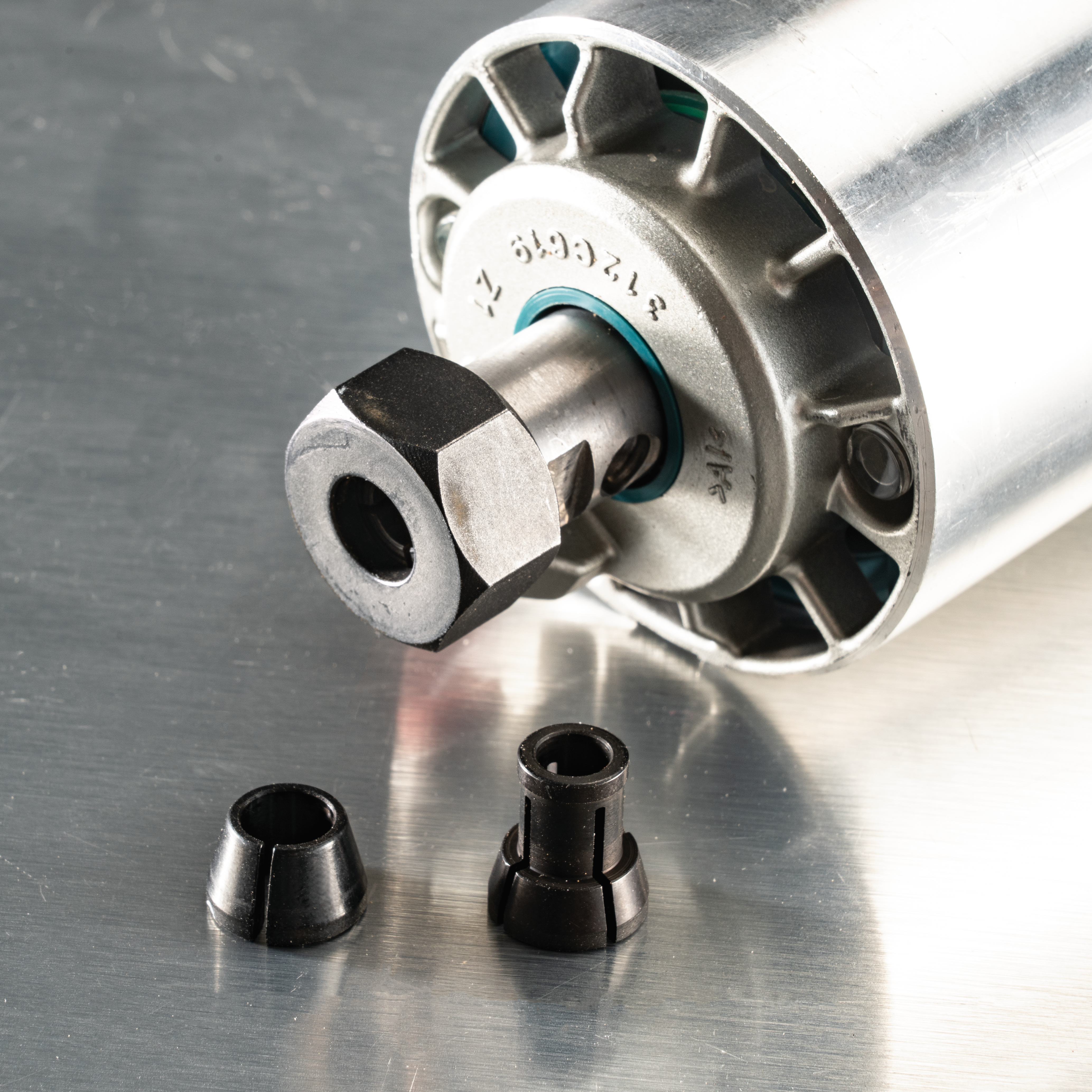 202028_Makita_boven_kantenfrees_RT001GZ15_40V_6_8mm_rail_adapter_Mbox_p8