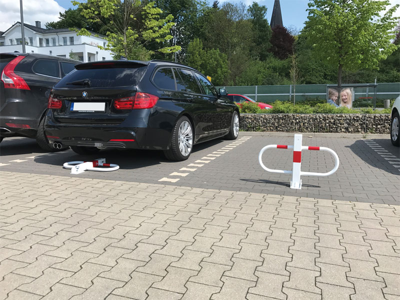 602270_Parkeerbeugel_klapbaar_wit_met_grondhuls_en_cilinderslot_p2